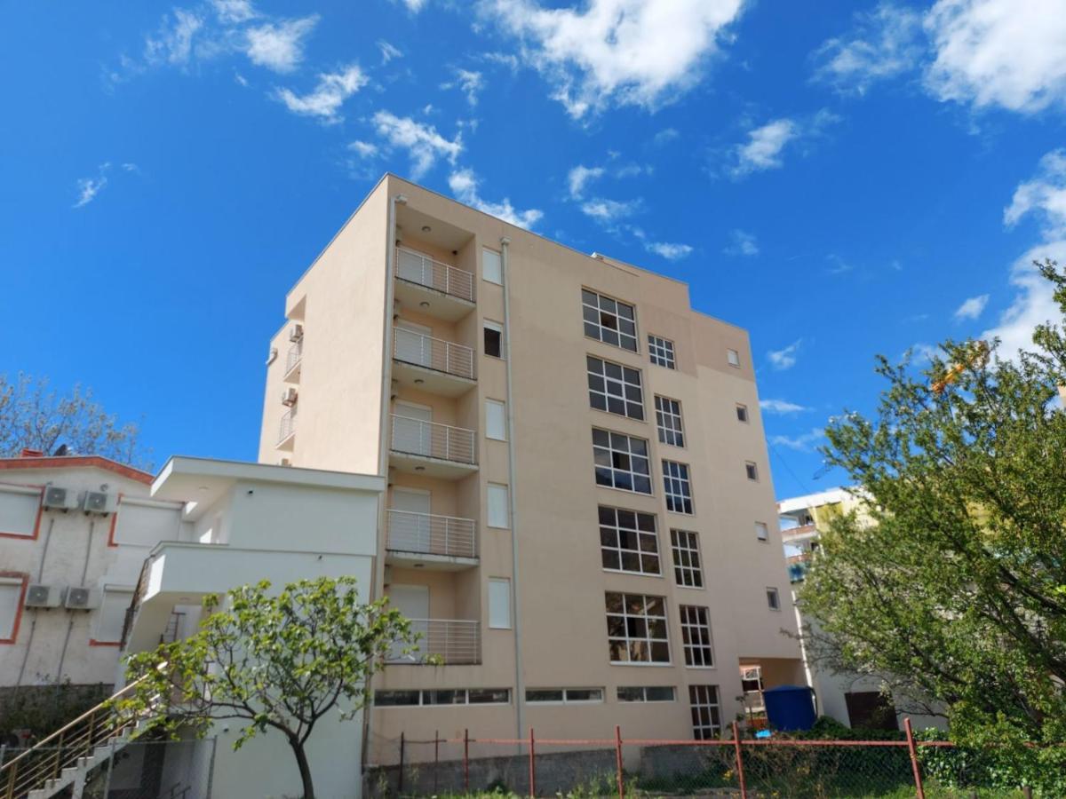 Apartments Dobra Voda Luaran gambar