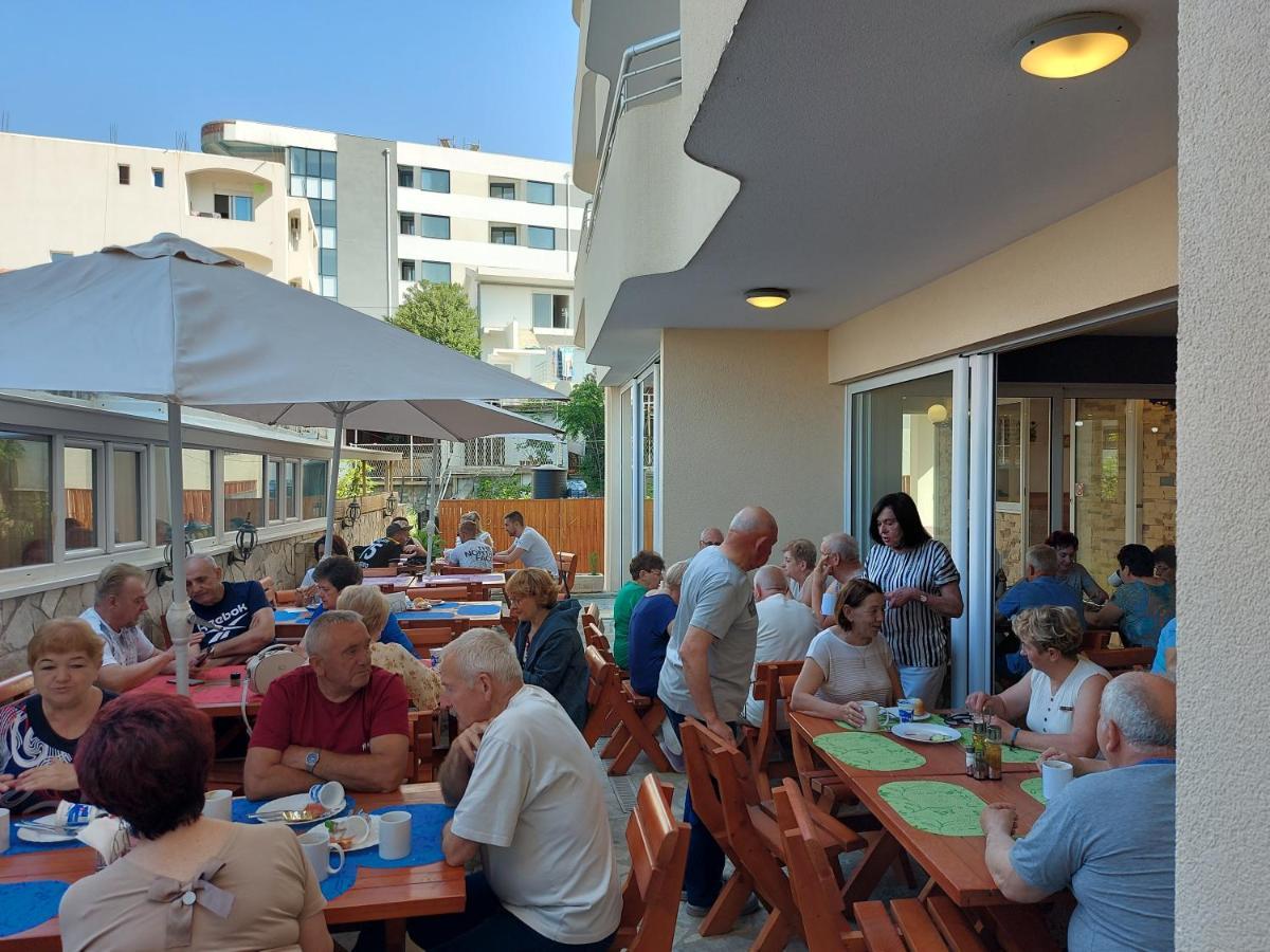 Apartments Dobra Voda Luaran gambar