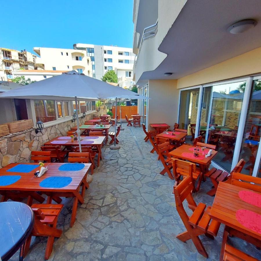 Apartments Dobra Voda Luaran gambar