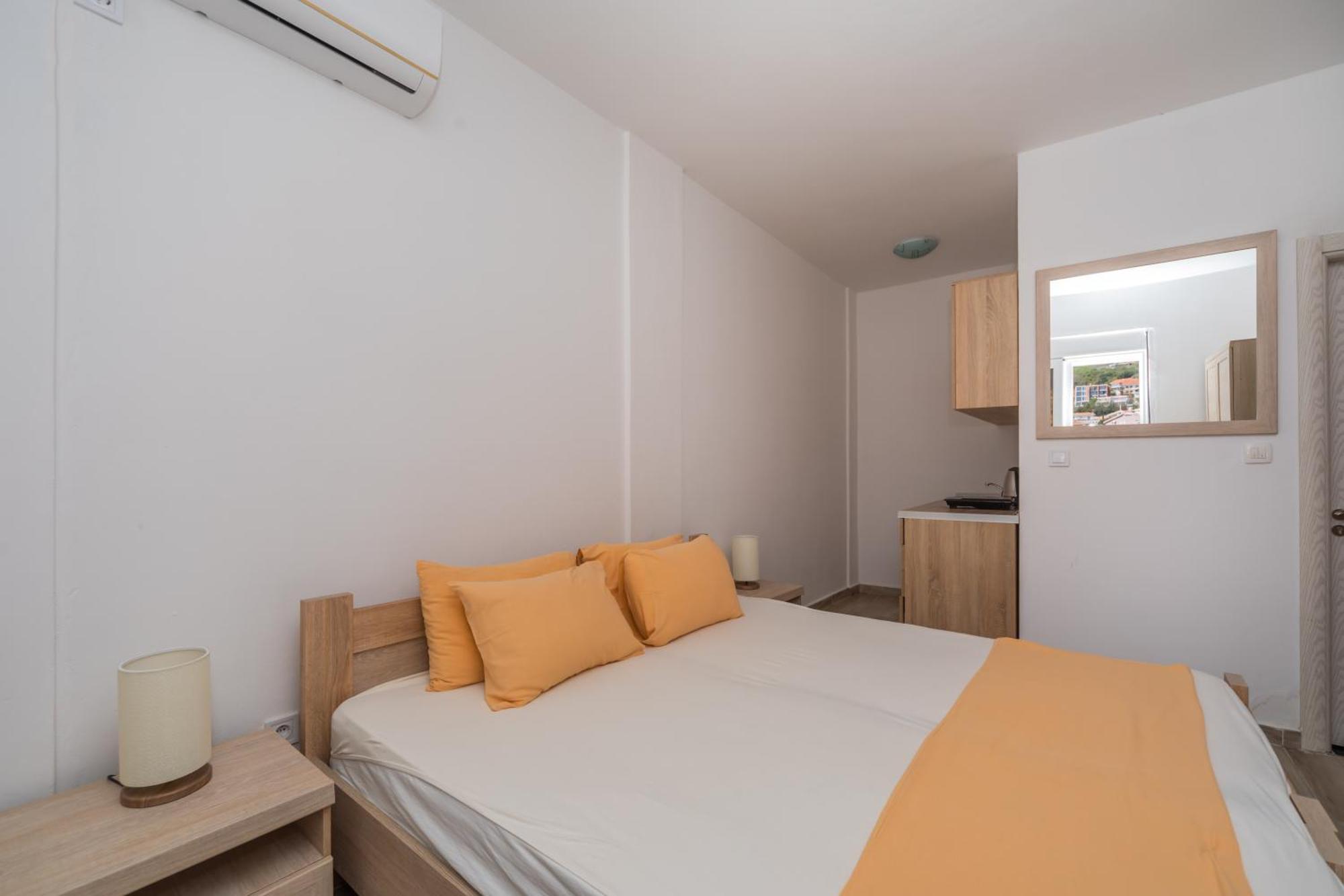 Apartments Dobra Voda Bilik gambar